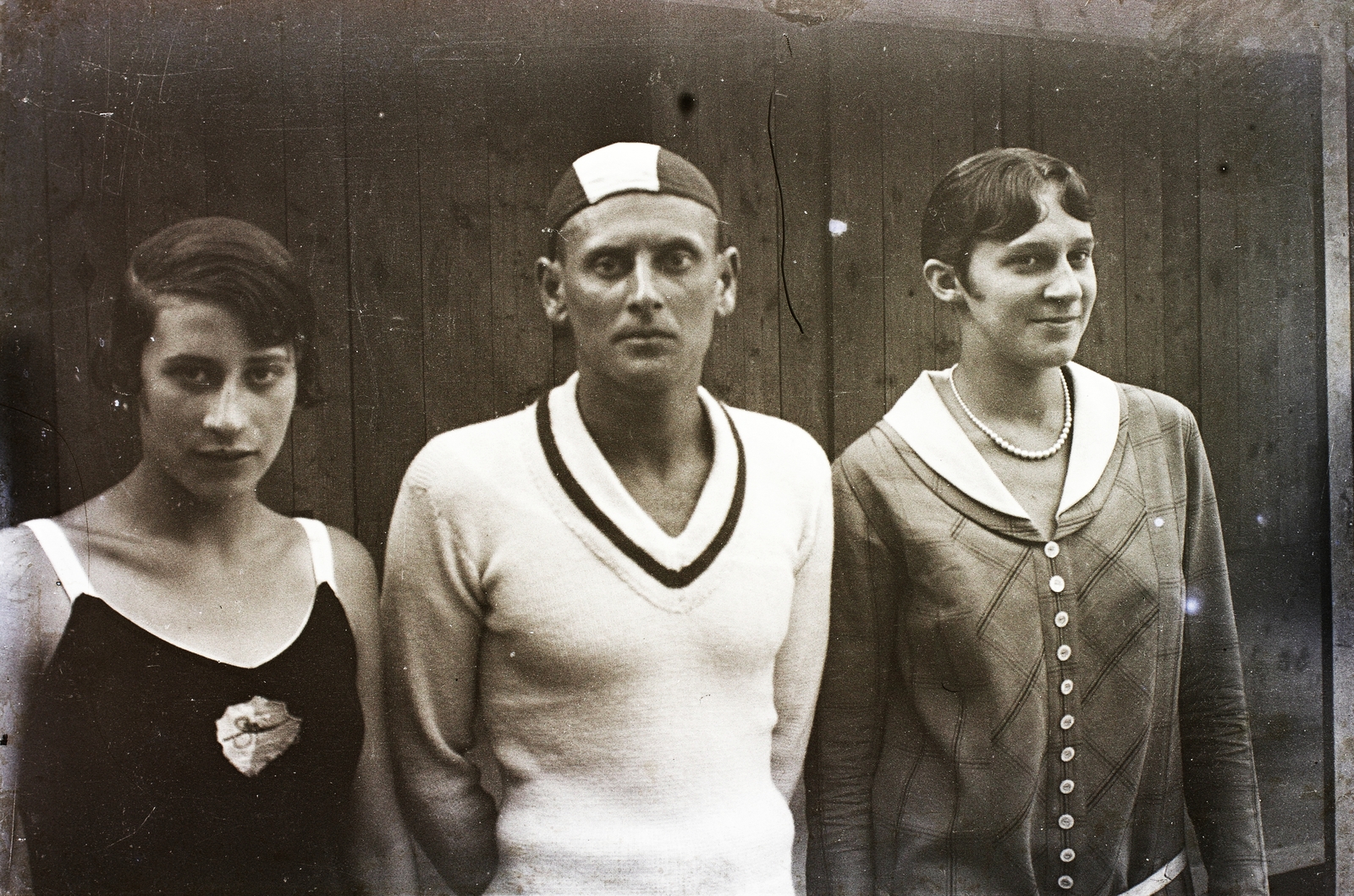 Hungary, Esztergom, uszoda. Középen Eperjessy Béla úszó., 1925, Haui Balázs, sport jersey, three people, celebrity, Fortepan #92944