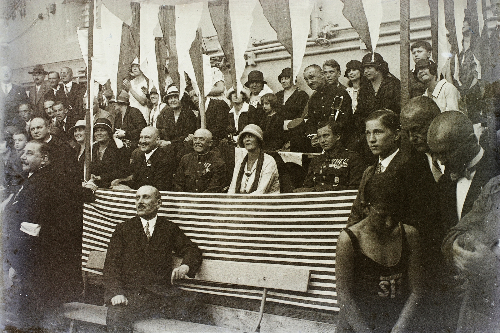 Hungary, Esztergom, uszoda, a díszpáholyban jobbra József Ferenc főherceg, mellette felesége, Anna szász királyi hercegnő., 1925, Haui Balázs, flag, medal, sport jersey, Fortepan #92945