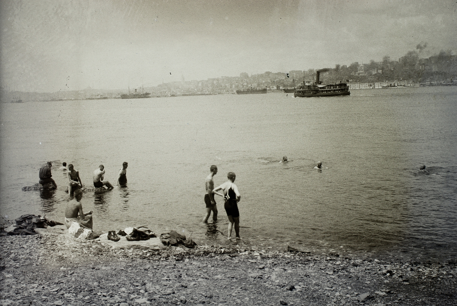 Turkey, Istanbul, a város látképe a Boszporusz ázsiai partjaitól, Üsküdar városrészből., 1934, Haui Balázs, steamboat, bath, Fortepan #92952