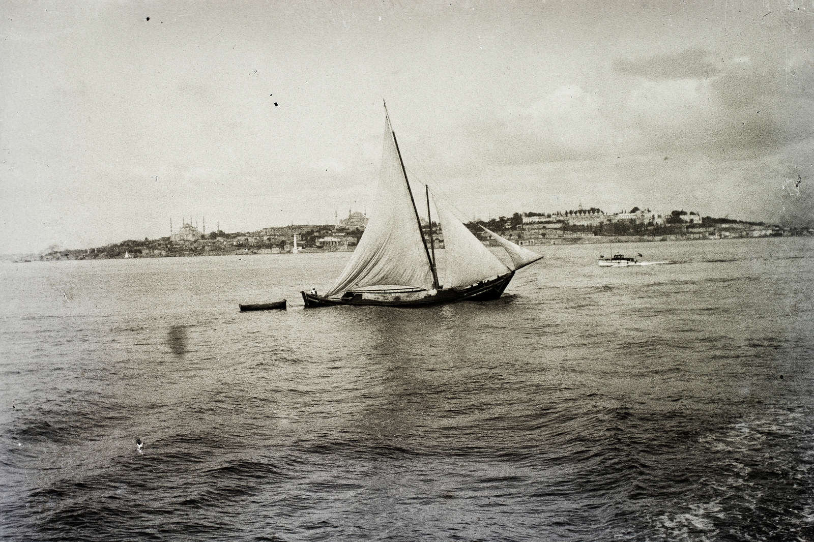 Turkey, Istanbul, a város látképe a Boszporusz ázsiai partjaitól, Üsküdar városrészből., 1934, Haui Balázs, sailboat, Fortepan #92954