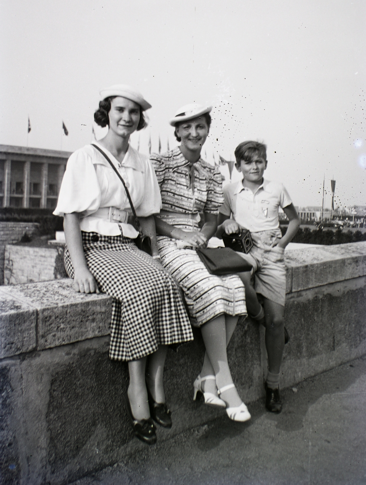 Germany, Berlin, Olimpiai stadion., 1938, Hegedűs Judit, fashion, sitting on a wall, Fortepan #92979