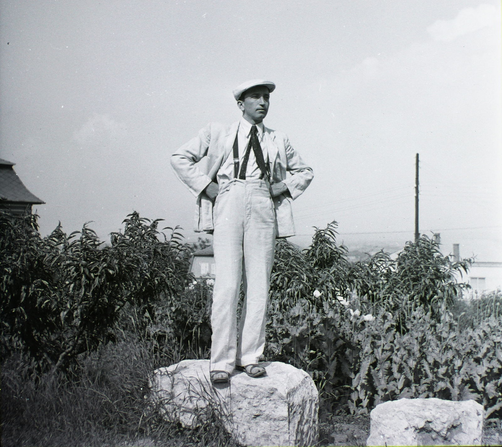 Magyarország, Budapest III., Kolostor út 22., 1939, Hegedűs Judit, férfi, szikla, Budapest, csípőre tett kéz, Fortepan #92989