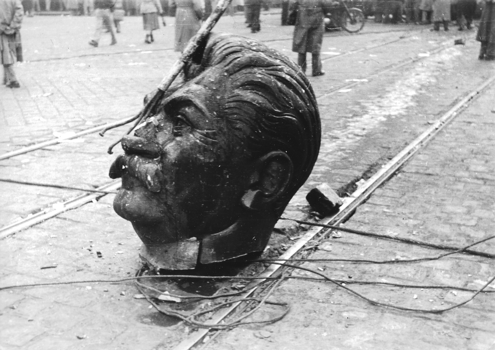 Hungary, Budapest VIII.,Budapest VII., Nagykörút - Rákóczi út kereszteződése, a Sztálin-szobor darabolása., 1956, Hofbauer Róbert, revolution, destruction of symbols, Joseph Stalin portrayal, Budapest, damaged artefact, Fortepan #93004