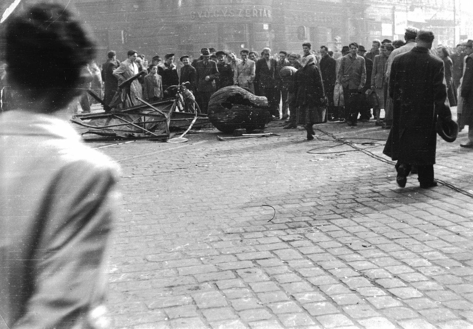 Hungary, Budapest VIII.,Budapest VII., Nagykörút - Rákóczi út kereszteződése, a Sztálin-szobor darabolása., 1956, Hofbauer Róbert, revolution, pharmacy, Red Star, Joseph Stalin portrayal, Budapest, Fortepan #93005