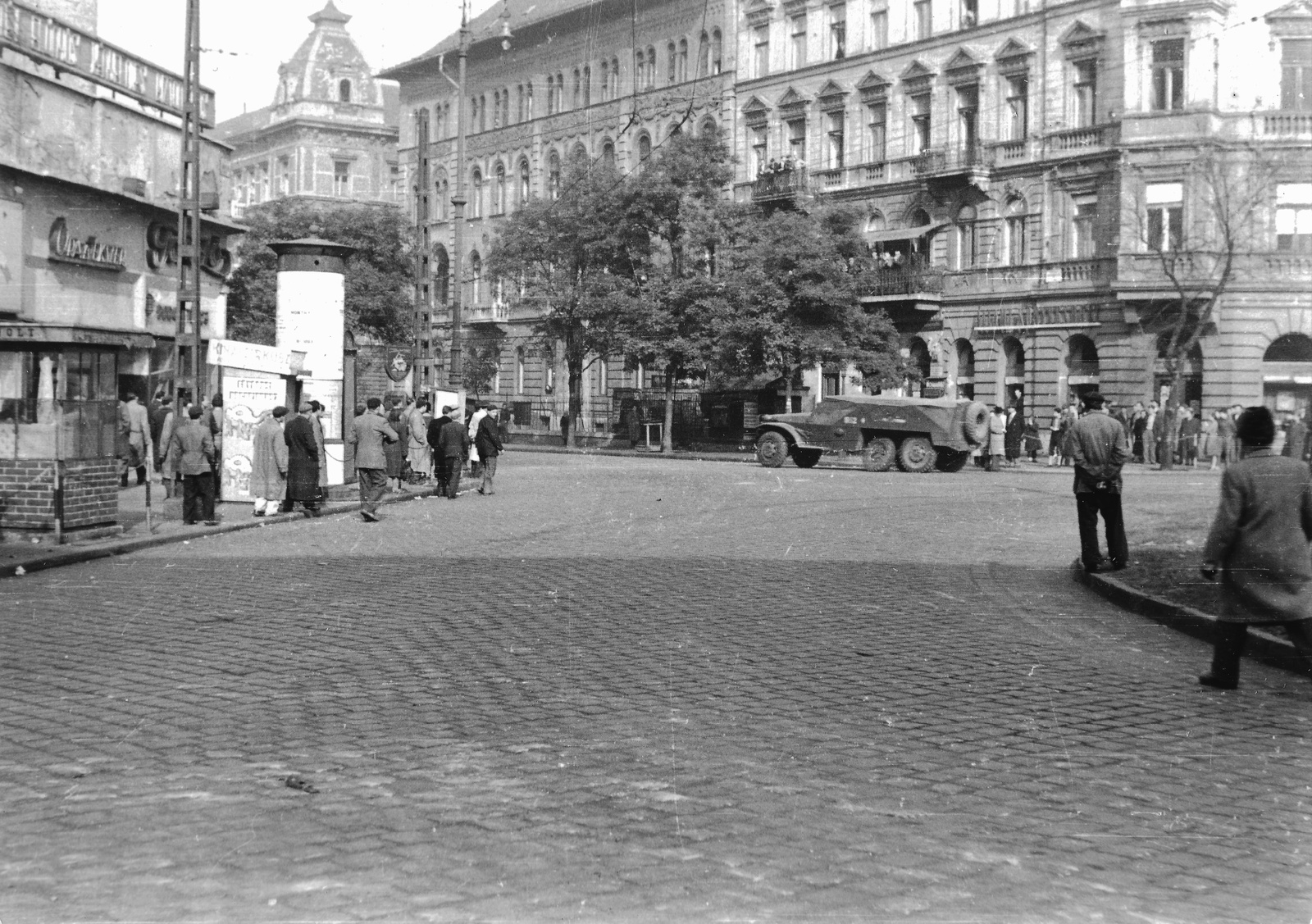 Magyarország, Budapest VII., Baross tér a Rottenbiller utca felé nézve., 1956, Hofbauer Róbert, szovjet gyártmány, páncélautó, forradalom, BTR 152, Budapest, Fortepan #93006