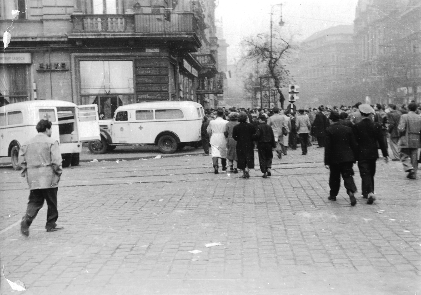 Hungary, Budapest VII., Rákóczi út, szemben az Erzsébet (Lenin) körút., 1956, Hofbauer Róbert, revolution, signal, ambulance, Budapest, Fortepan #93008