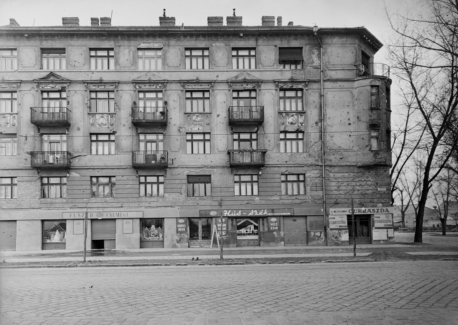 Hungary, Budapest XIII., Lehel utca - Béke tér sarok., 1951, UVATERV, sign-board, pastry shop, Budapest, Közért Company, grocery store, war damage, bullet hole, rails, Fortepan #9302