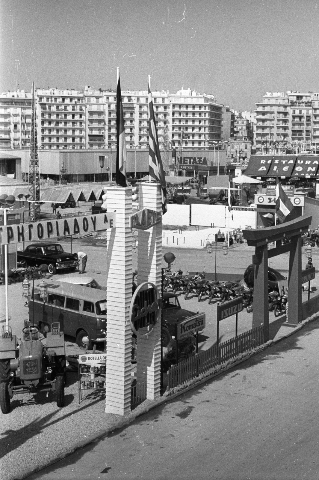Greece, Thessaloniki, a Szaloniki Nemzetközi Vásár (később HELEXPO) kiállítási területe, háttérben az Aggelaki utca házai., 1964, Holenár Csaba és Edina, international fair, Greek alphabet, Fortepan #93025
