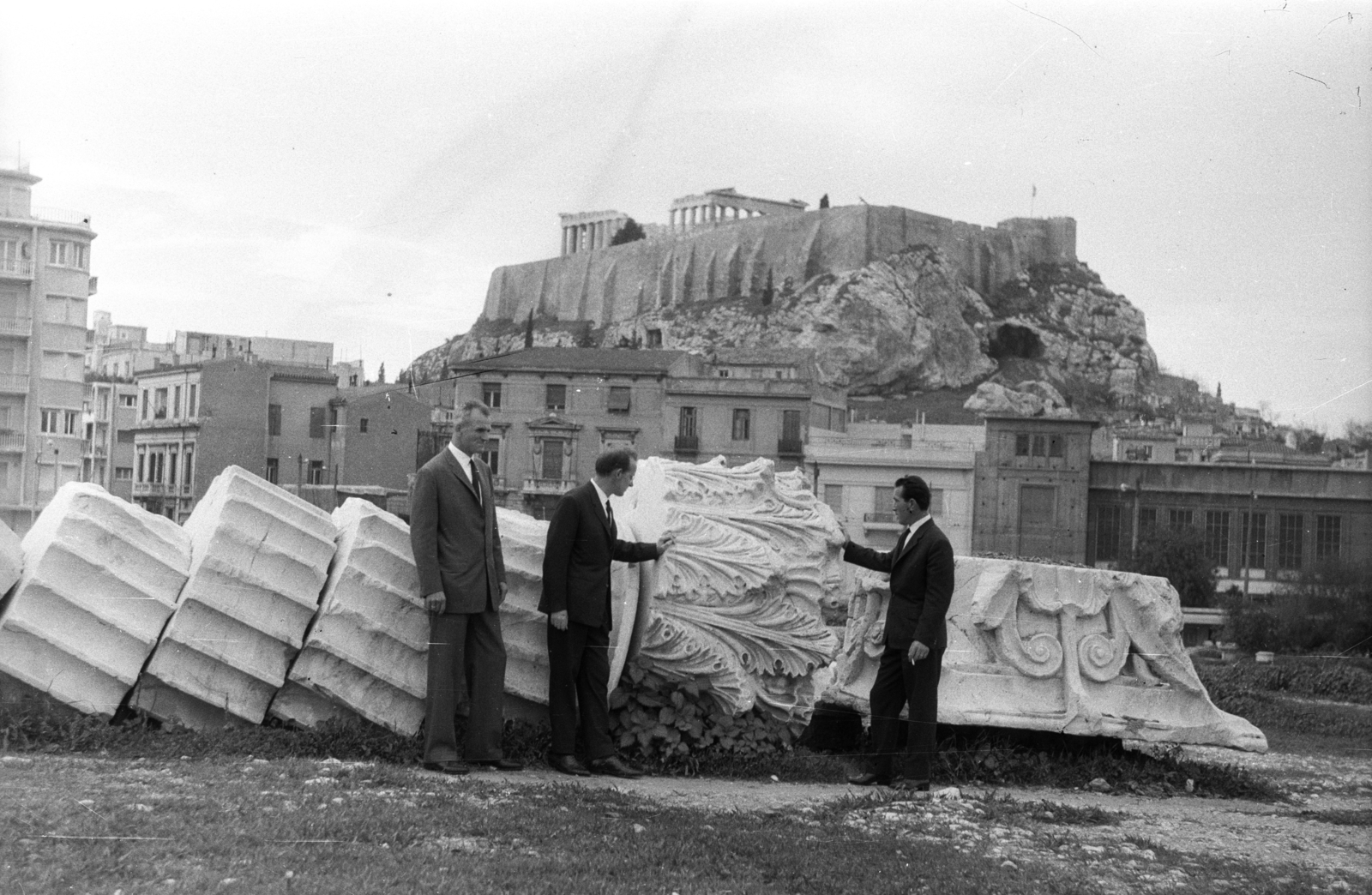 Görögország, Athén, Olümpieion / Zeusz-templom 1852-es földrengéskor eldölt oszlopa. Háttérben az Akropolisz., 1964, Holenár Csaba és Edina, Fortepan #93058