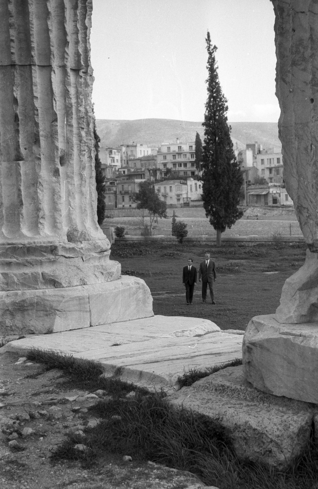 Greece, Athens, Olümpieion / Zeusz-templom, háttérben az Ardittou utca házai., 1964, Holenár Csaba és Edina, Fortepan #93059