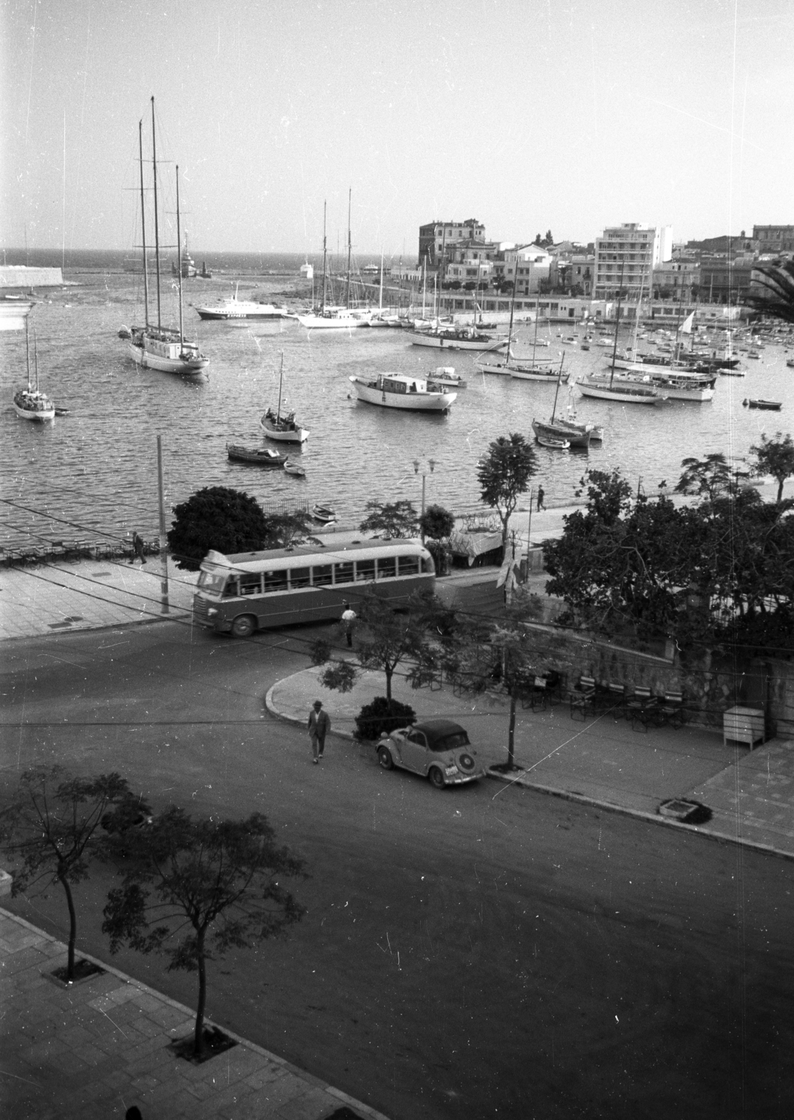 Greece, Athens, Pireusz, a Zea-öböl a 2as Merarchias felől nézve., 1964, Holenár Csaba és Edina, bus, port, Fortepan #93061