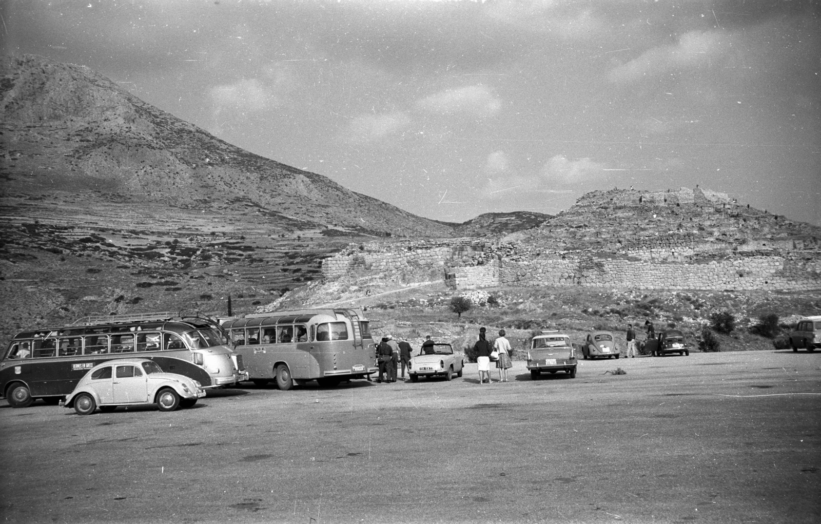 Greece, Mycenae, a romváros parkolója, háttérben a Zagrosz hegy és az Agiosz Iliasz hegy., 1964, Holenár Csaba és Edina, bus, number plate, Volkswagen Beetle, convertible, Sunbeam Alpine, Fortepan #93064