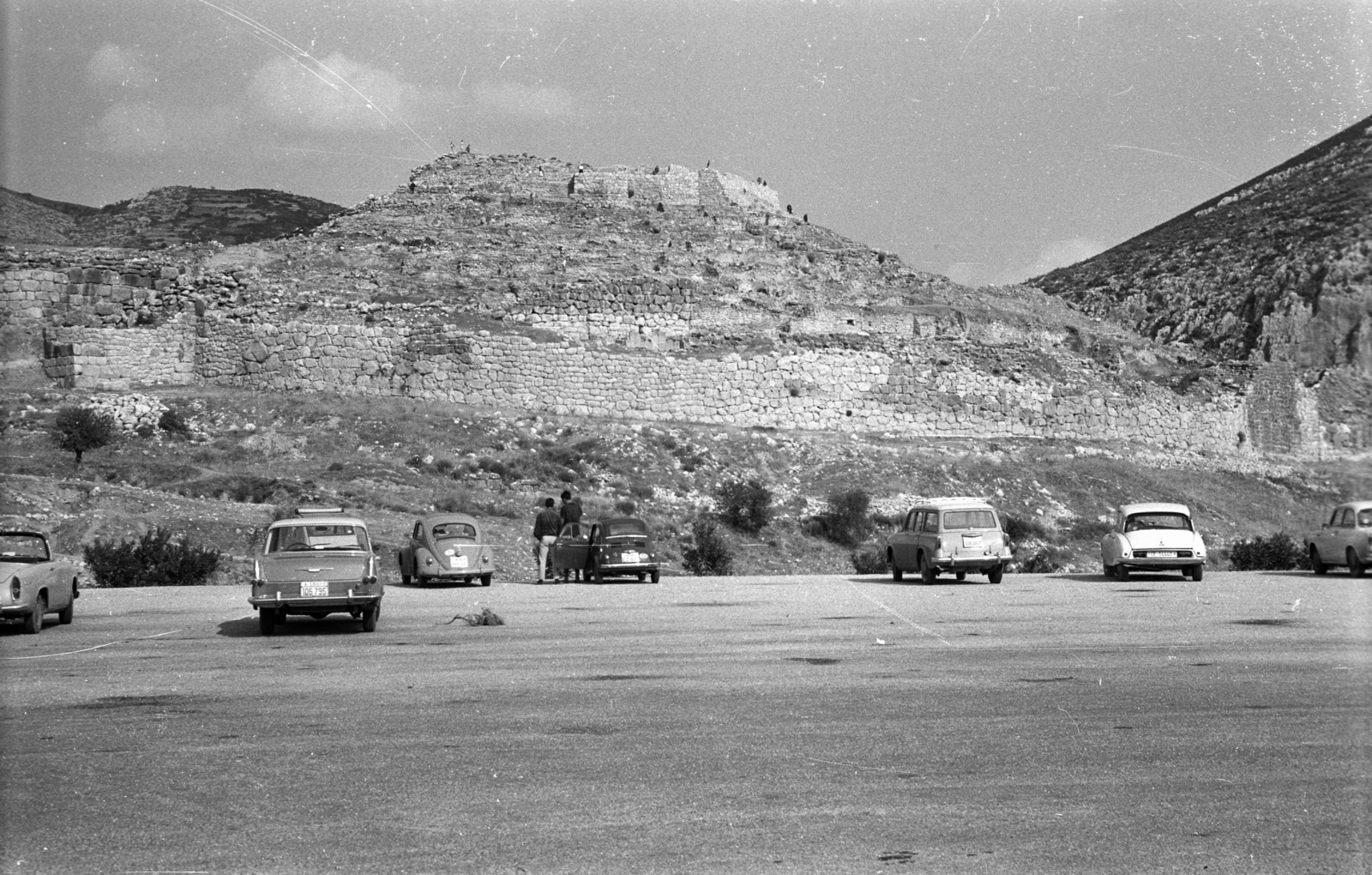 Greece, Mycenae, a romváros parkolója, háttérben a Zagrosz hegy és az Agiosz Iliasz hegy., 1964, Holenár Csaba és Edina, automobile, number plate, Volkswagen Beetle, Fortepan #93065