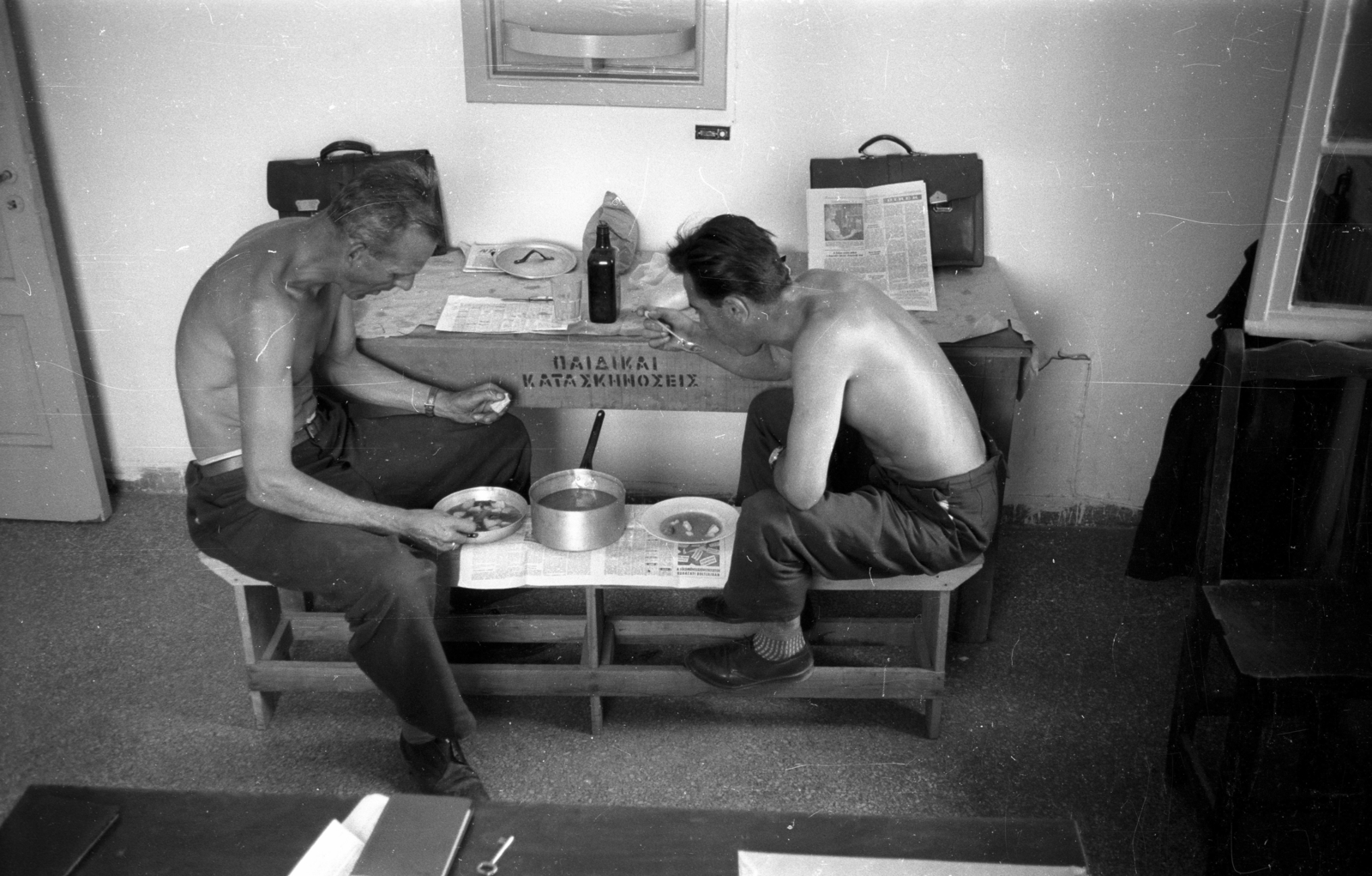 Greece, 1964, Holenár Csaba és Edina, half-naked, Greek alphabet, meal, Fortepan #93077