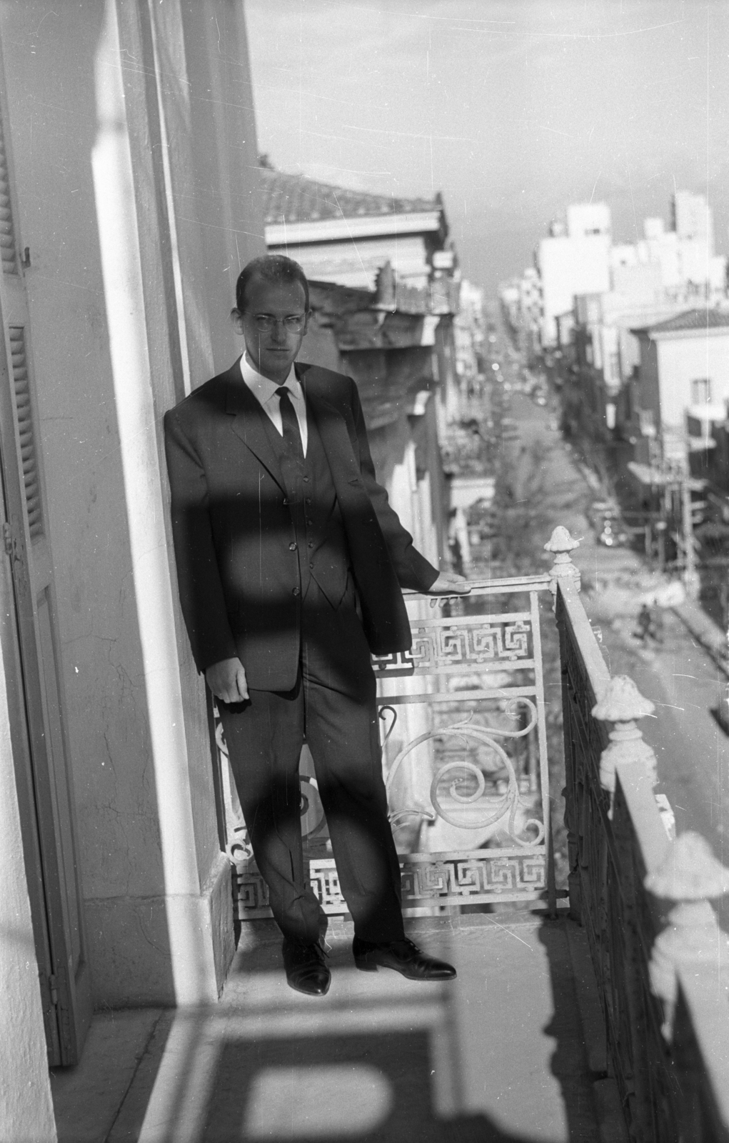 Greece, Athens, Pireusz, a 2as Merarchias 27. Ipsilatou felőli frontján található második emeleti erkély., 1964, Holenár Csaba és Edina, balcony, Fortepan #93085