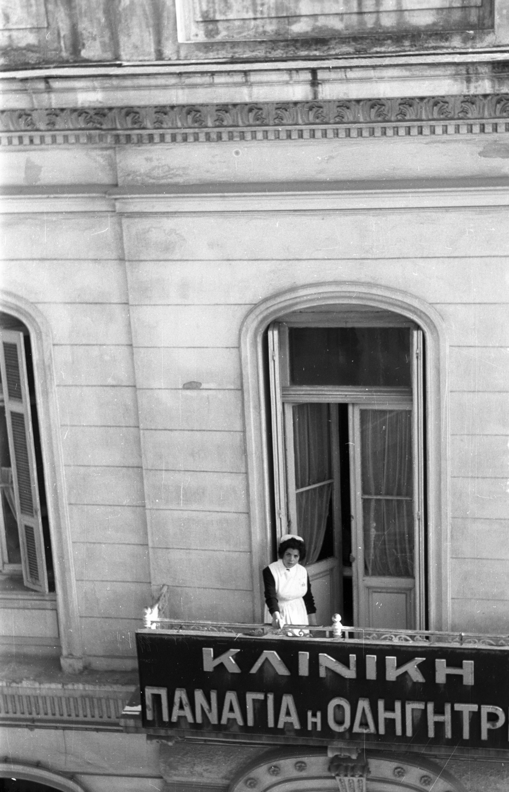 Greece, Athens, Pireusz, 2as Merarchias 29., 1964, Holenár Csaba és Edina, balcony, Greek alphabet, Fortepan #93086