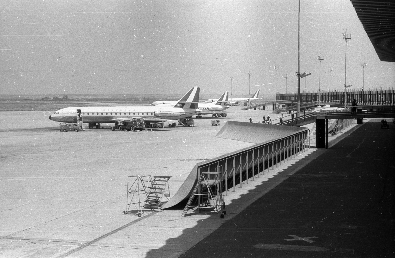 Italy, Rome, Fiumicino repülőtér., 1964, Holenár Csaba és Edina, airplane, airport, Alitalia airlines, Sud Aviation-brand, aircraft steps, Fortepan #93091