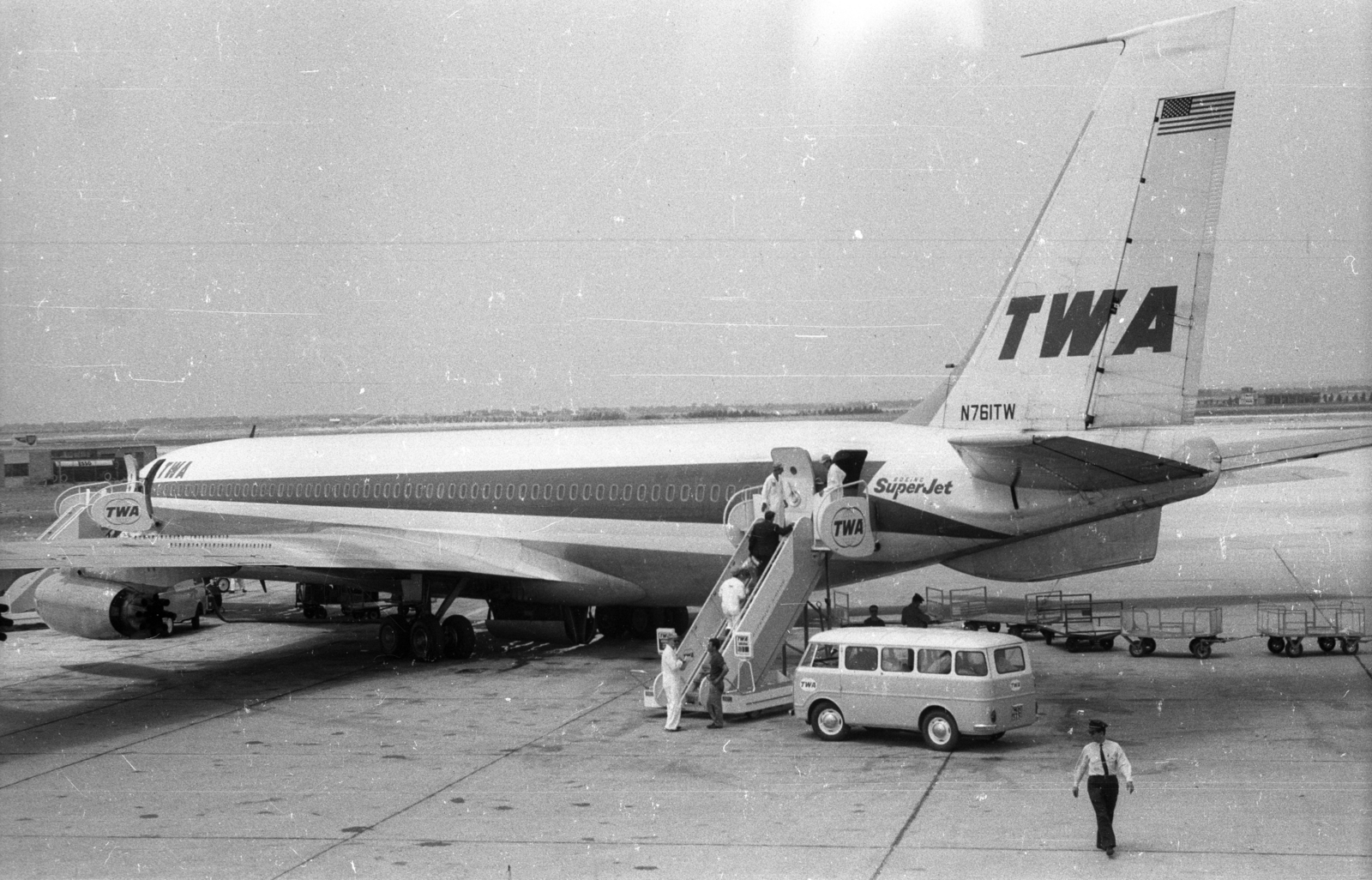 Italy, Rome, Fiumicino repülőtér., 1964, Holenár Csaba és Edina, airplane, airport, Boeing-brand, TWA airlines, aircraft steps, airport bus, Fortepan #93093
