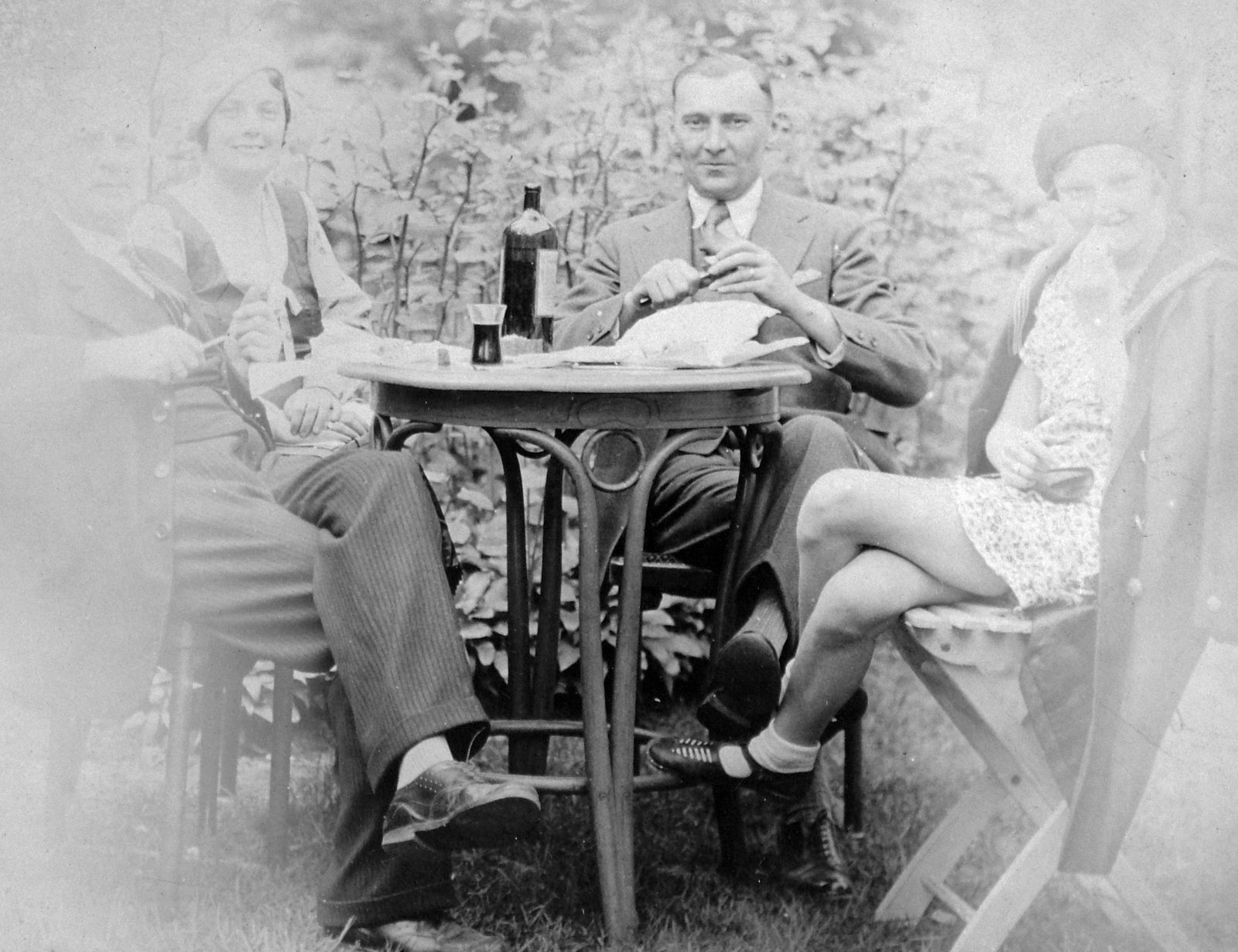 1925, Fortepan, kert, nők, férfiak, italozás, kerti bútor, átvetett láb, thonet, Fortepan #9312