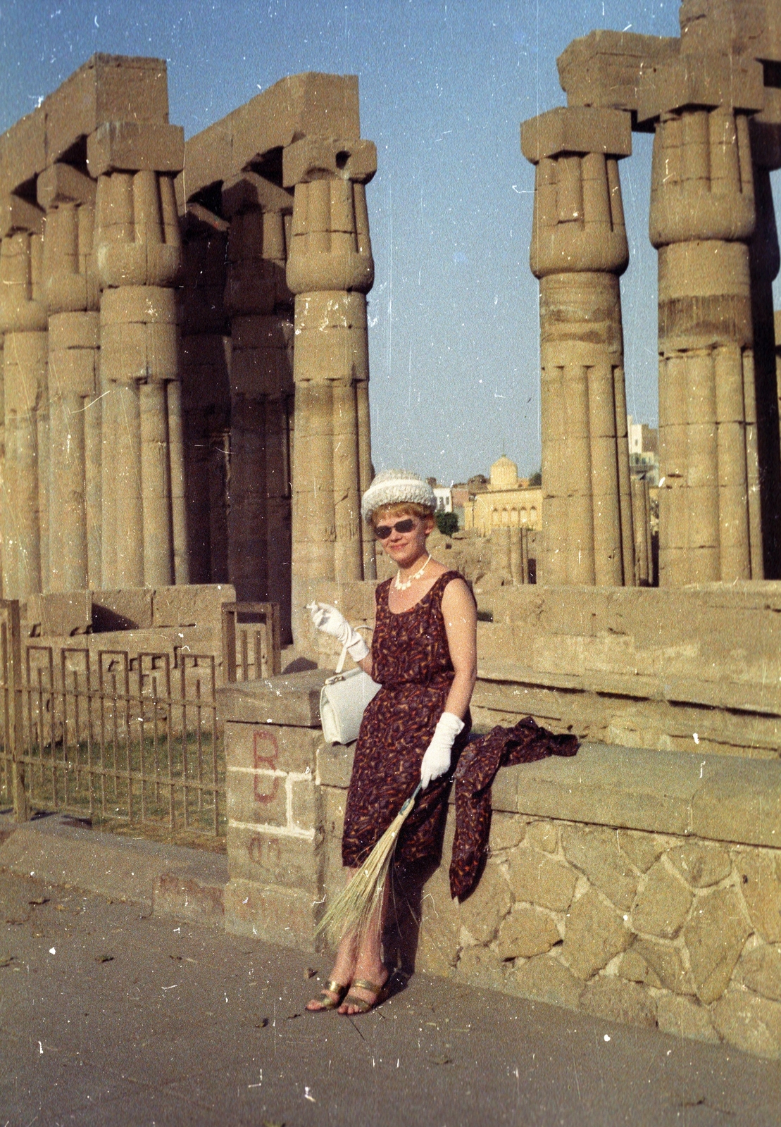 Egypt, Luxor, a luxori templom oszlopsoránál Krencsey Marianne színművésznő. A felvétel az Egyiptomi történet című film forgatásakor készült., 1962, Inkey Tibor, celebrity, colorful, ancient culture, pillar, Fortepan #93175