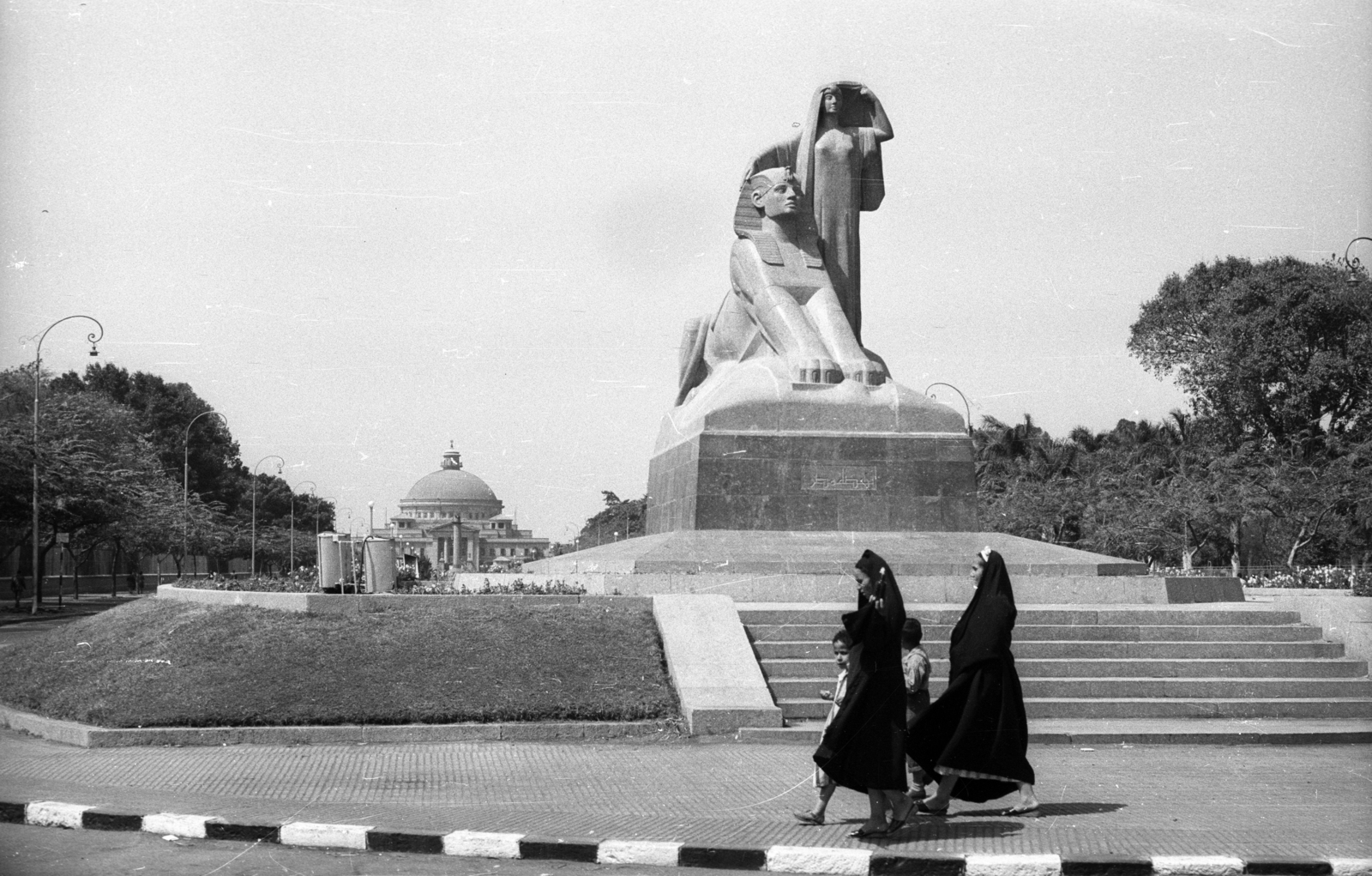 Egyiptom, Kairó, Nahdet Masr tér, Mahhmoud Mokhtar alkotásának neve Egypt's Renaissance. Háttérben az Egyiptomi Egyetem., 1962, Inkey Tibor, szfinx, Fortepan #93182