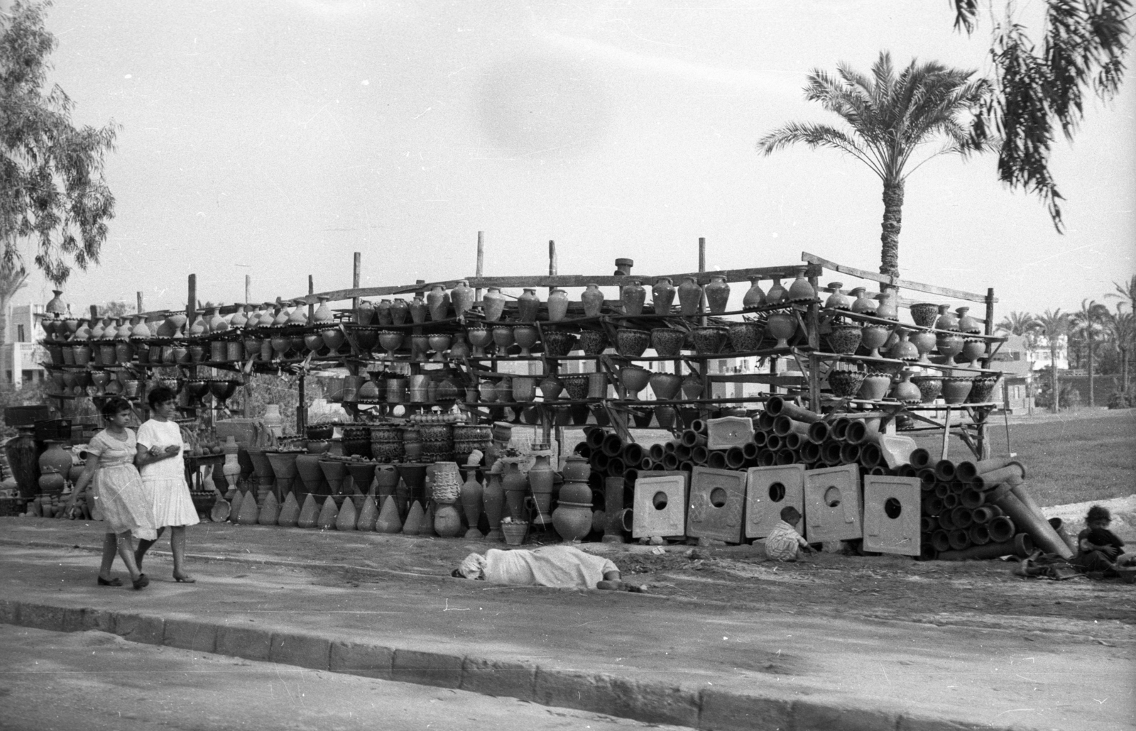 Egyiptom, 1962, Inkey Tibor, árus, pálmafa, korsó, kerámia, Fortepan #93184