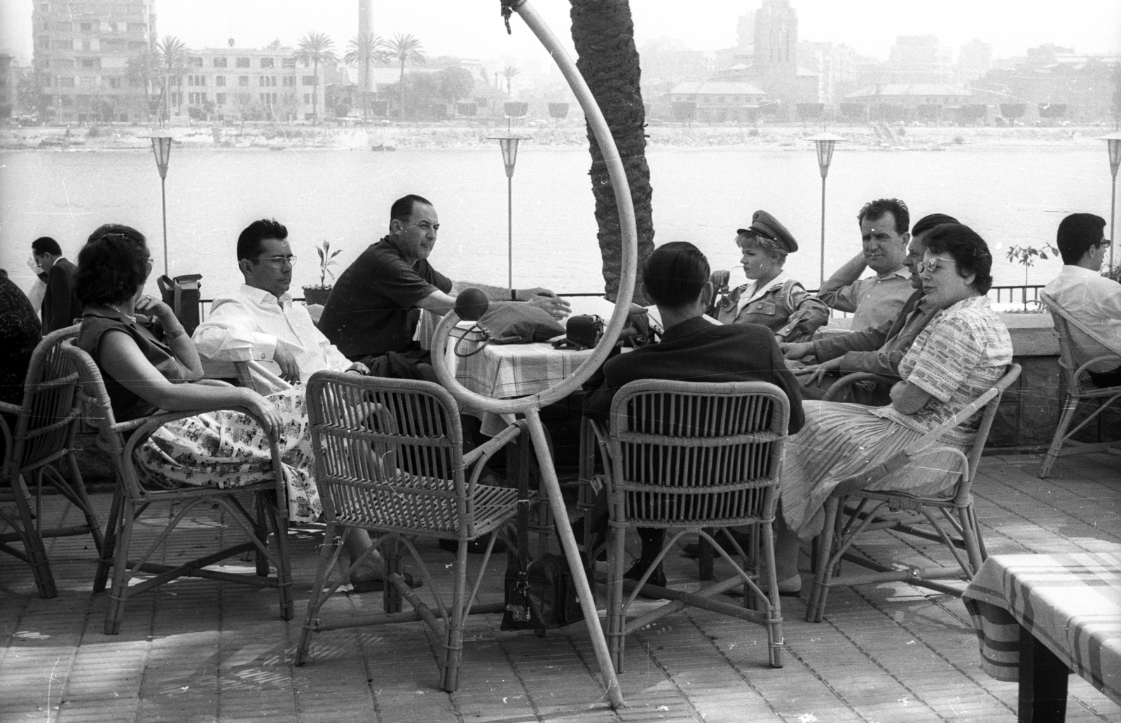 Egypt, Cairo, Gezira sziget, tányérsapkával Krencsey Marianne színművésznő. A felvétel az Egyiptomi történet című film forgatásakor készült., 1962, Inkey Tibor, celebrity, Fortepan #93186