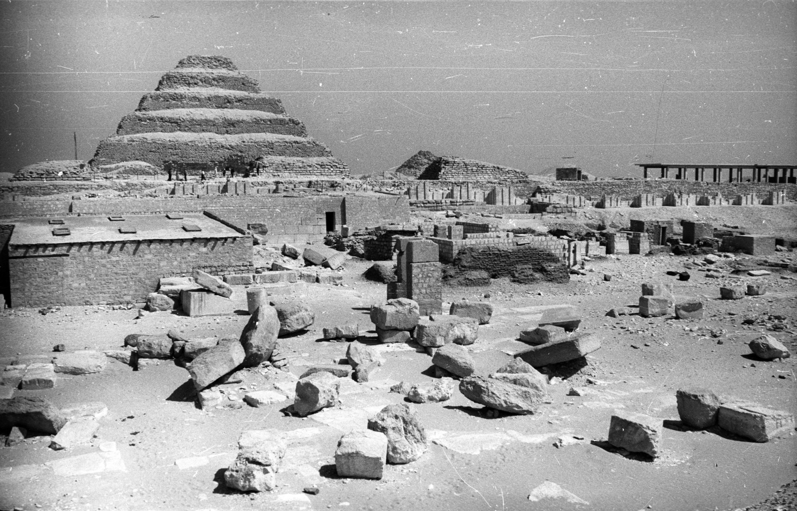 Egypt, Saqqara, Dzsószer fáraó síregyüttese Egyiptom első piramisával, az ún. lépcsős piramissal., 1962, Inkey Tibor, ancient culture, pyramid, Fortepan #93195