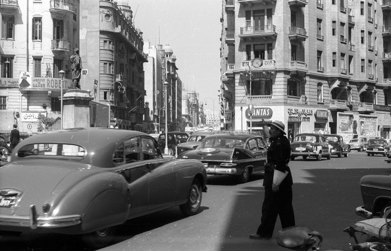 Egypt, Cairo, Talaat Harb tér, balra Szulejmán pasa szobra., 1962, Inkey Tibor, Arabic script, Fortepan #93207
