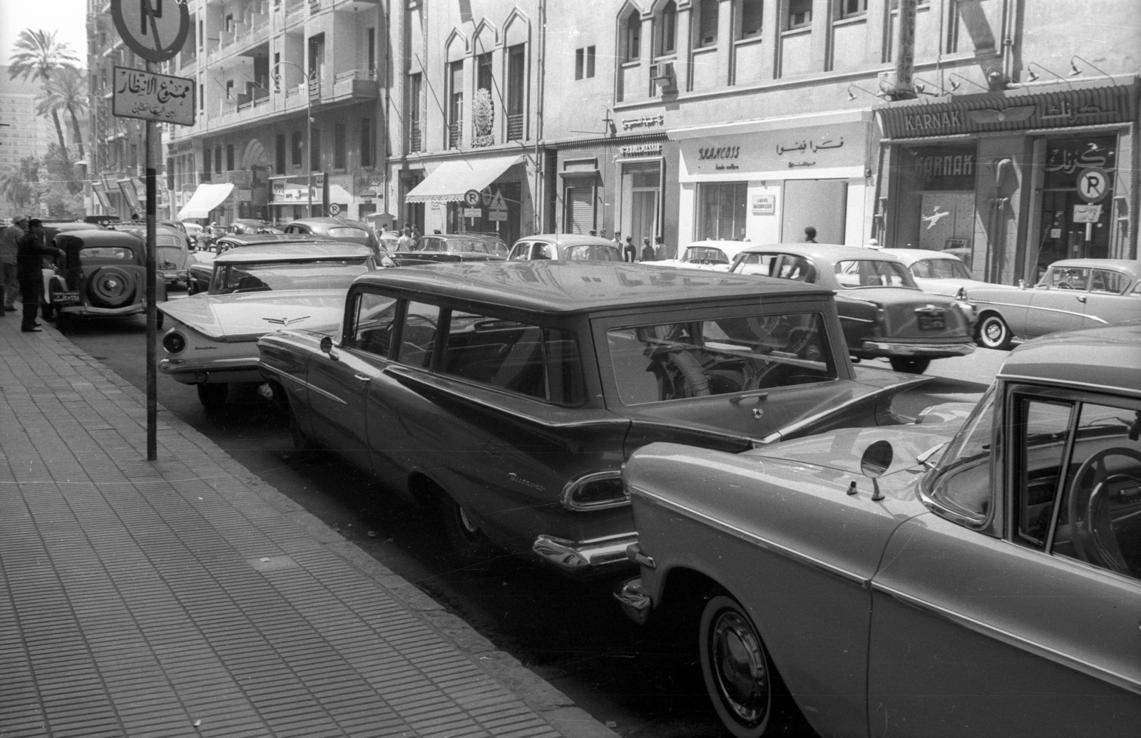 Egypt, Cairo, Qasr el-Nil út a Talaat Harb tér felől a Nile Hilton Hotel felé nézve., 1962, Inkey Tibor, street view, bilingual sign, Arabic script, Fortepan #93233