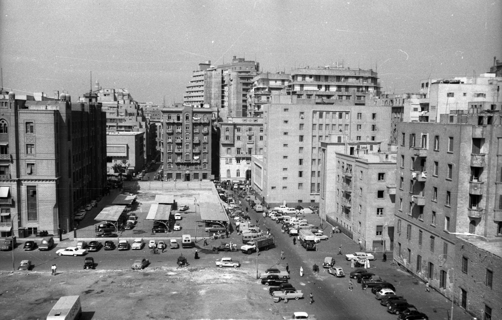 Egypt, Cairo, kilátás az Al-Sharikat utca felől (az Atlas Hotelből), előtérben az El-Sayed Mohammed Taher utca, mögötte a Mohammed Fahir utca kereszteződése., 1962, Inkey Tibor, Fortepan #93235