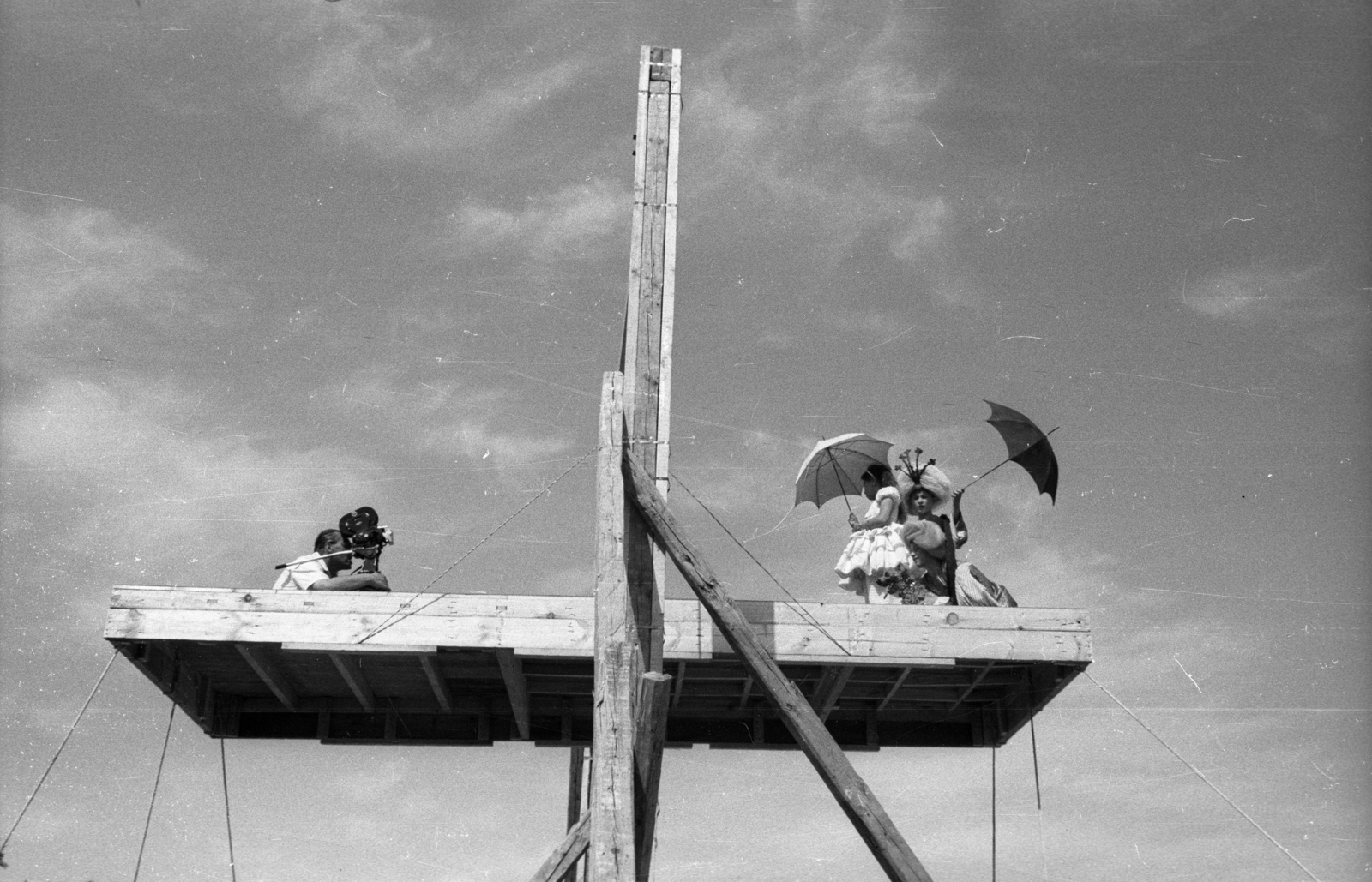 Egypt, Luxor, a felvétel a Karnaki templom előtti felvonulási úton, az Egyiptomi történet című film forgatásakor készült., 1962, Inkey Tibor, filming, umbrella, movie camera, Fortepan #93236