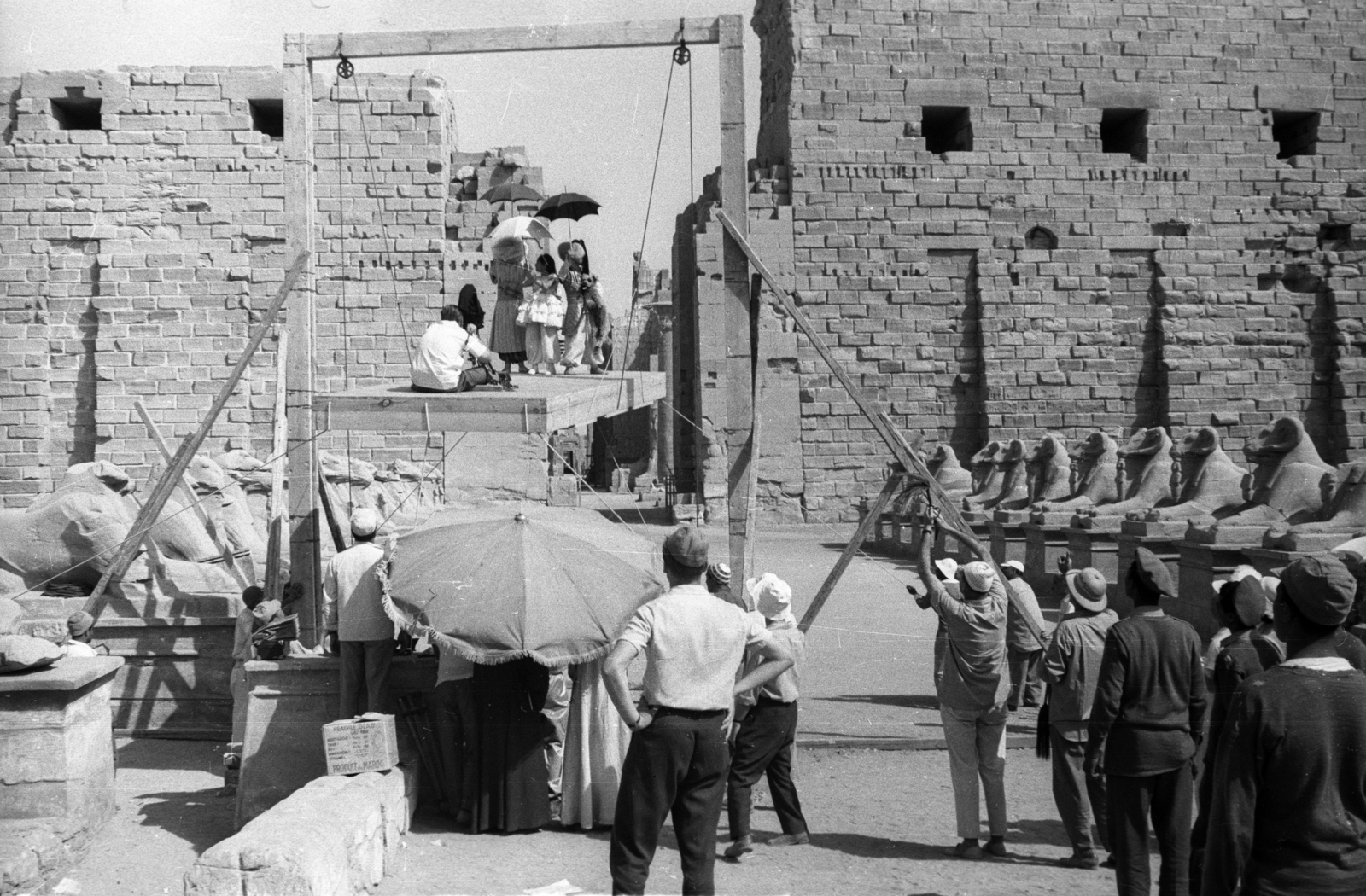 Egypt, Luxor, kosfejű szfinxekkel szegélyezett felvonulási út a Karnaki templomhoz. A felvétel az Egyiptomi történet című film forgatásakor készült., 1962, Inkey Tibor, ancient culture, sphinx, Fortepan #93237