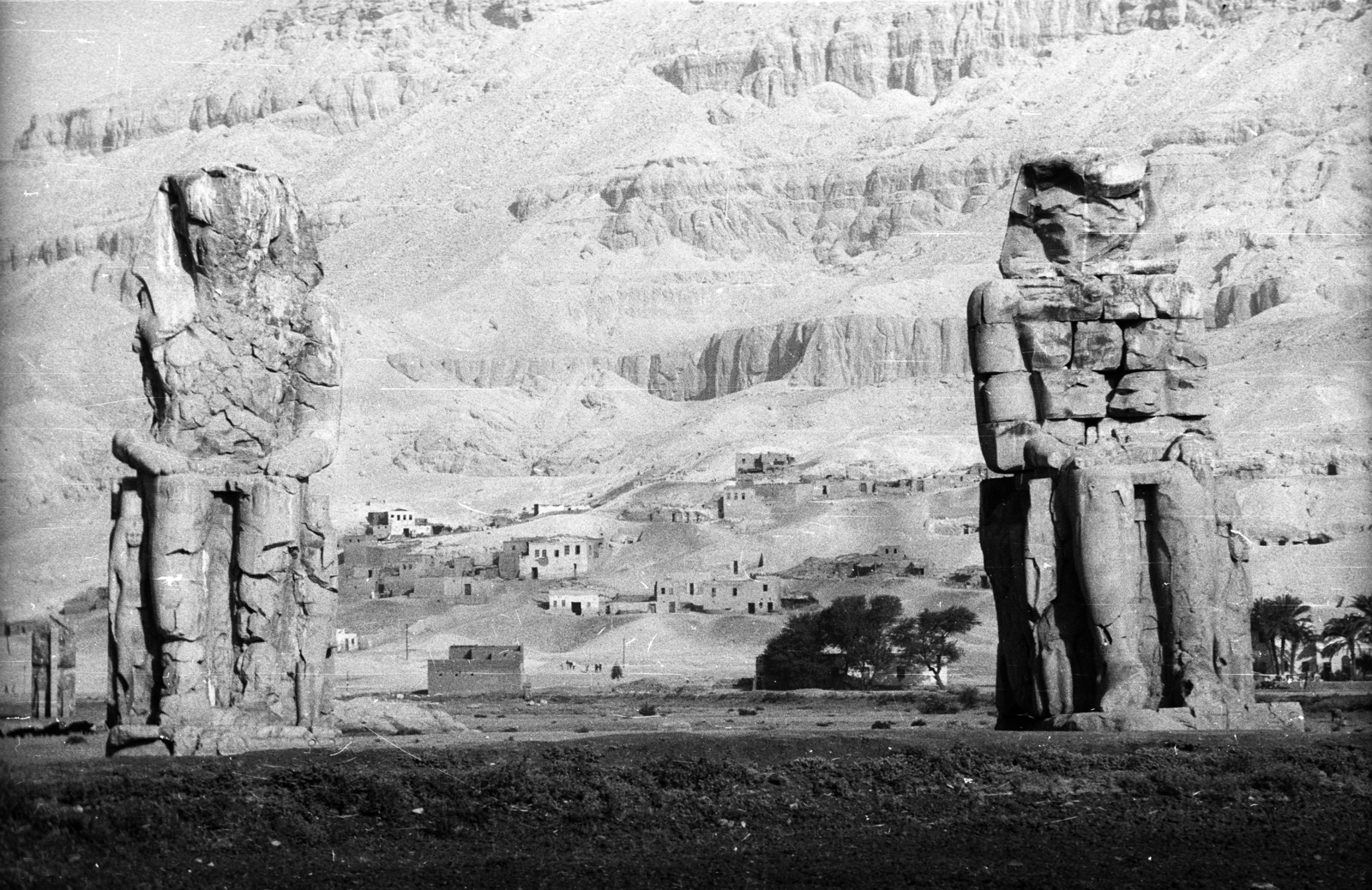 Egypt, Luxor, Memnón-kolosszusok, III. Amenhotep fáraó két ülőszobra., 1962, Inkey Tibor, ancient culture, Fortepan #93247