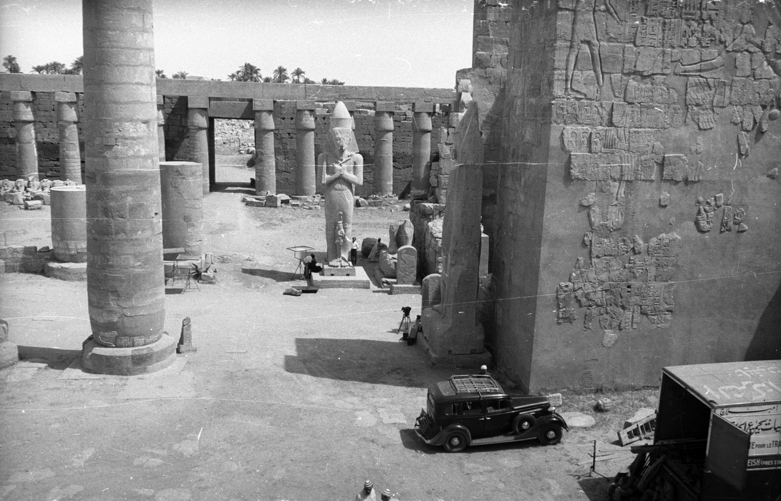 Egypt, Luxor, Karnaki templom, II. Ramszesz szobra., 1962, Inkey Tibor, filming, ancient culture, automobile, roof rack, Fortepan #93254