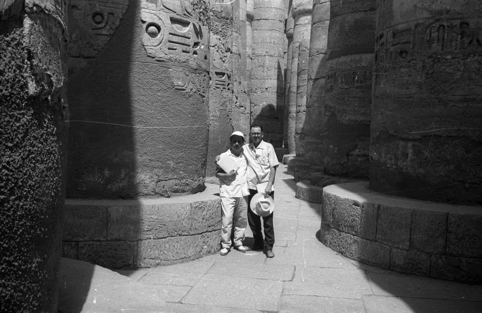 Egypt, Luxor, Karnaki templom, oszlopcsarnok., 1962, Inkey Tibor, ancient culture, Egyptian hieroglyphs, Fortepan #93259