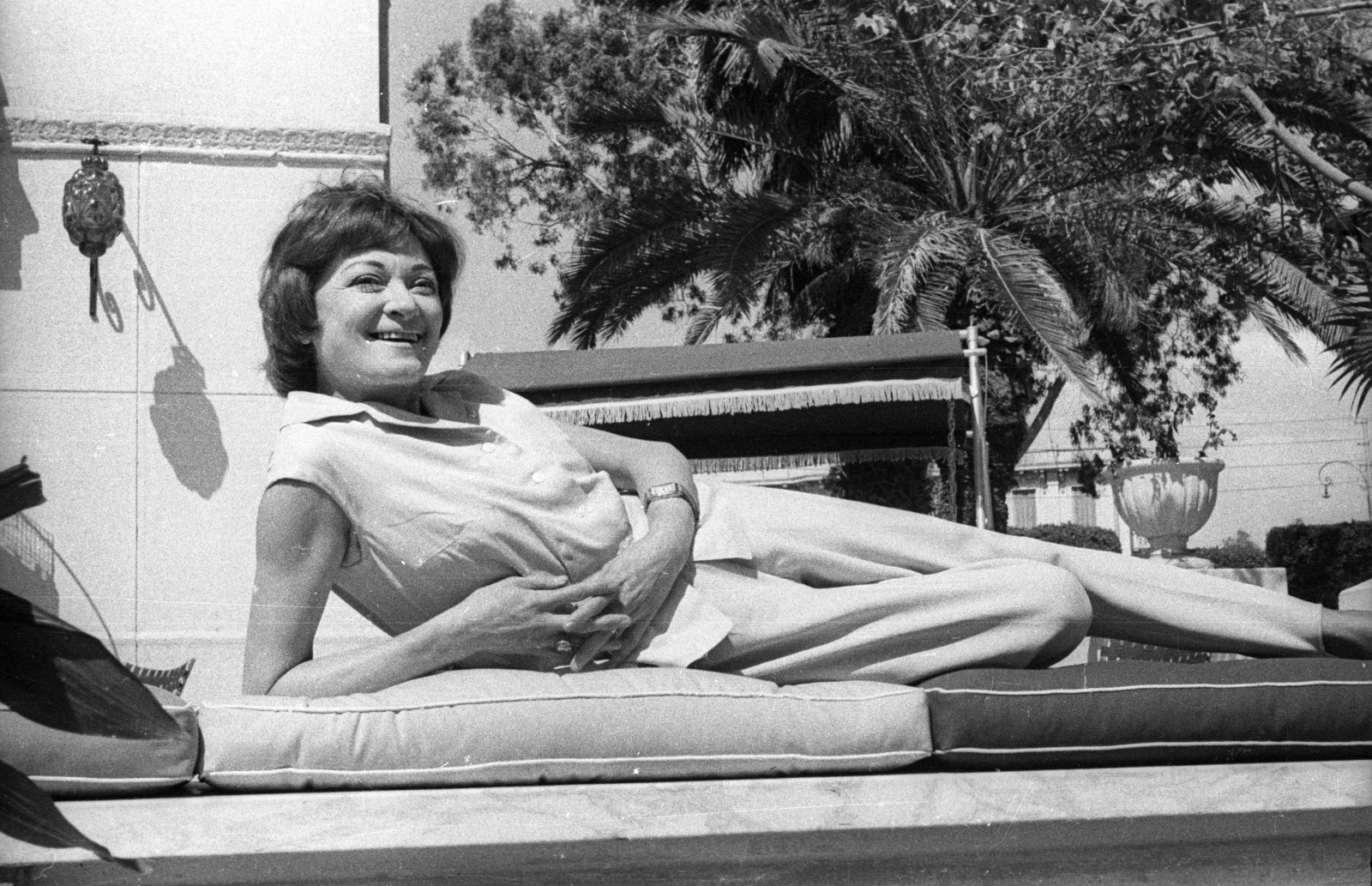 Egypt, Kiss Manyi színművésznő. A felvétel az Egyiptomi történet című film forgatásakor készült., 1962, Inkey Tibor, celebrity, smile, palm tree, prop up on elbows, intertwined fingers, Fortepan #93263