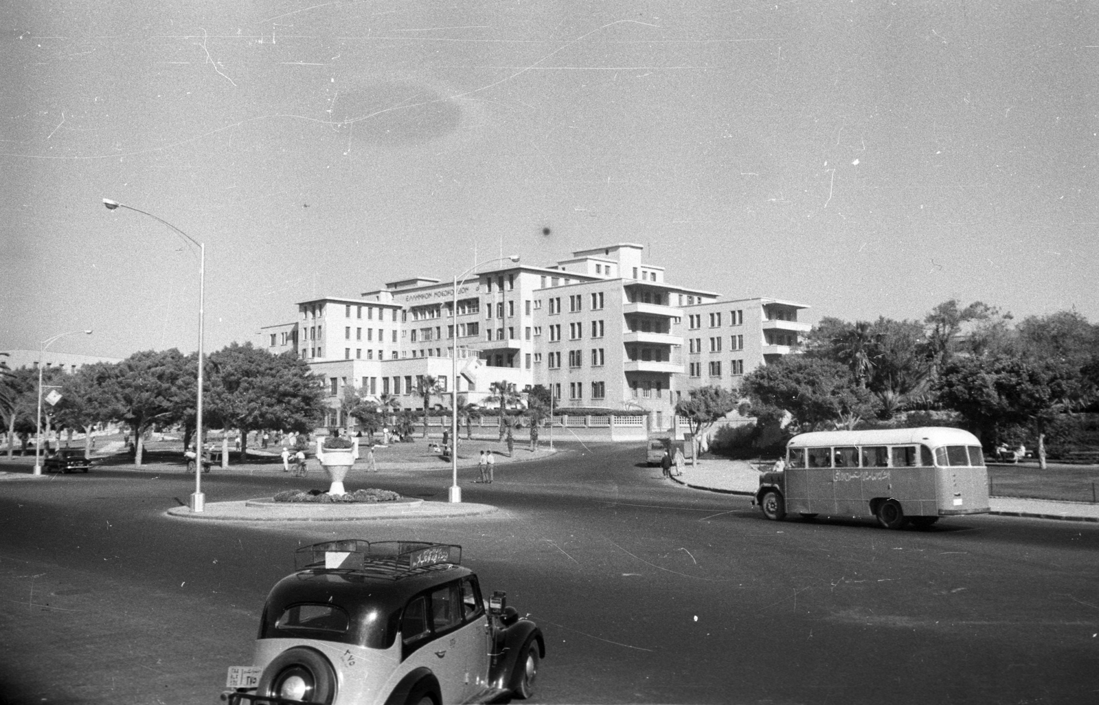 Egypt, Alexandria, Abou Quer út, háttérben a Gamal Abdel Nasser kórház., 1962, Inkey Tibor, medical institution, bus, Fortepan #93273