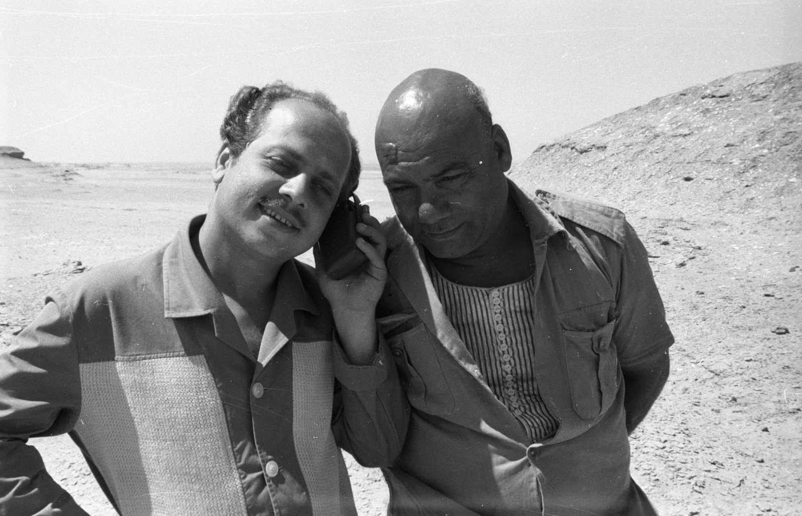 Egypt, a felvétel az Egyiptomi történet című film forgatásakor készült., 1962, Inkey Tibor, men, radio, bald, Fortepan #93281