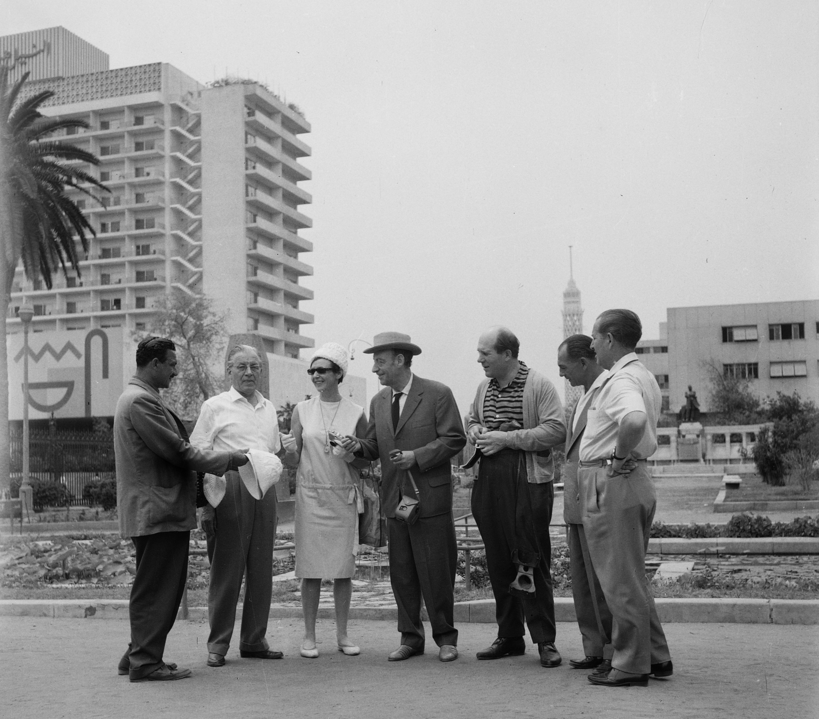 Egypt, Cairo, az Egyiptomi Régiségek Múzeumának parkja, középen Psota Irén, Latabár Kálmán és Pécsi Sándor színművészek. A felvétel az Egyiptomi történet című film forgatásakor készült. Háttérben jobbra Auguste Mariette francia régész, egyiptológus szobra, távolban a Kairó-torony., 1962, Inkey Tibor, celebrity, tableau, camera, Fortepan #93293