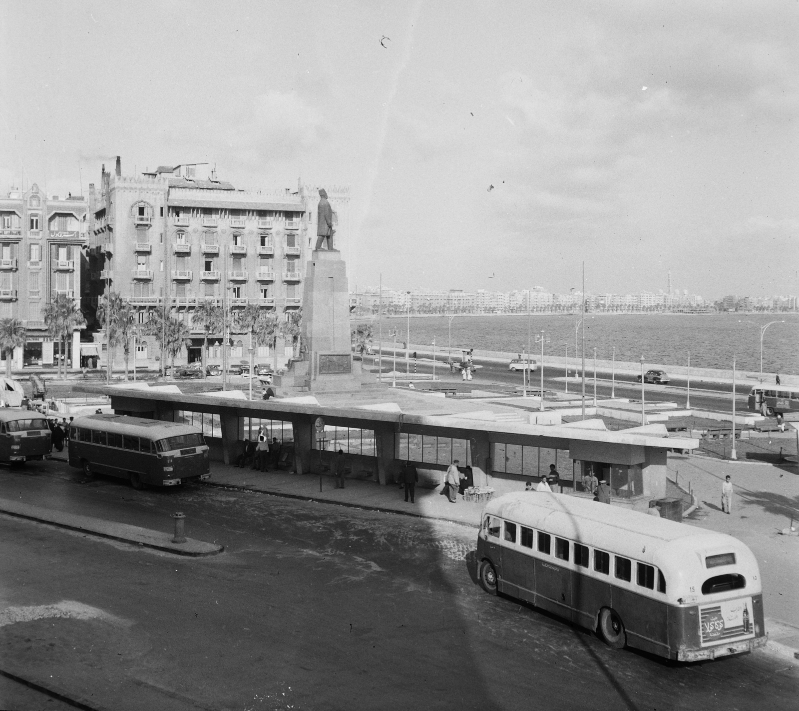 Egypt, Alexandria, Saad Zaghloul egykori egyiptomi miniszterelnök szobra a róla elnevezett téren, balra a Steingenberger Cecil Hotel., 1962, Inkey Tibor, bus, sculpture, monument, Saad Zaghloul-portrayal, Fortepan #93295