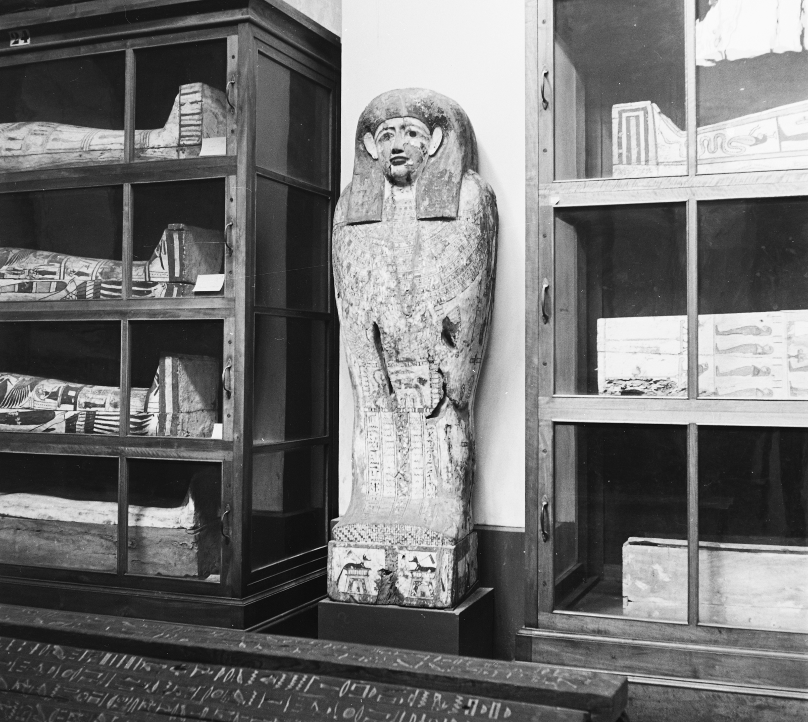 Egypt, Cairo, az Egyiptomi Régiségek Múzeumának múmiaterme., 1962, Inkey Tibor, museum, exhibition, cabinet, mummy case, Egyptian hieroglyphs, Fortepan #93297