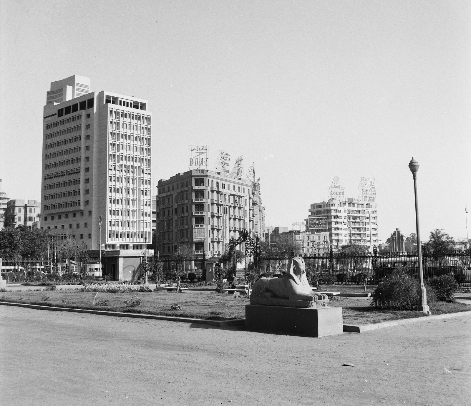 Egypt, Cairo, az Egyiptomi Régiségek Múzeumának parkja a Tahrir tér felé nézve, balra a Cleopatra Palace Hotel toronyépülete., 1962, Inkey Tibor, sphinx, Fortepan #93300