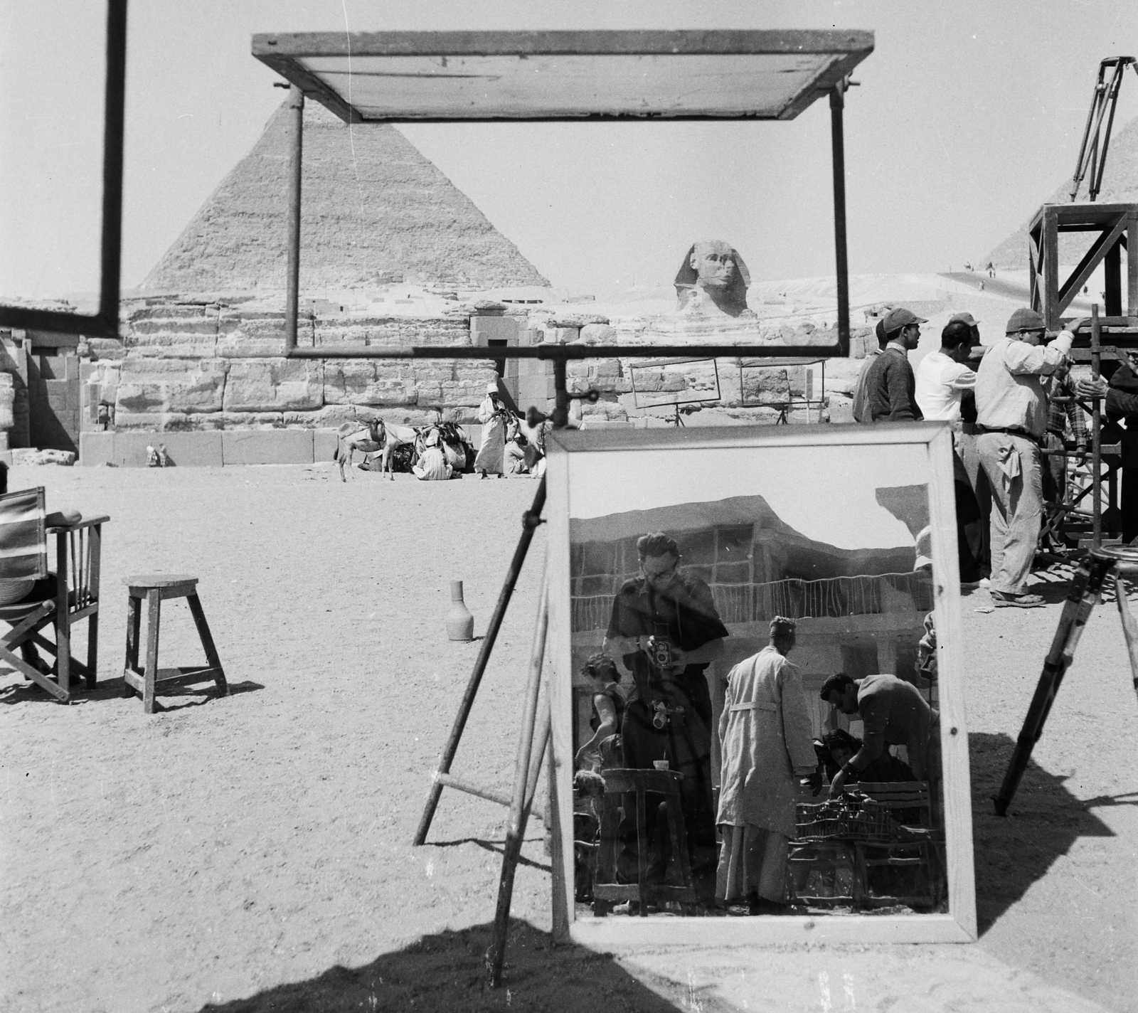 Egypt, Giza, Kheopsz piramis és a nagy szfinx., 1962, Inkey Tibor, filming, reflection, mirror, sphinx, pyramid, Fortepan #93314