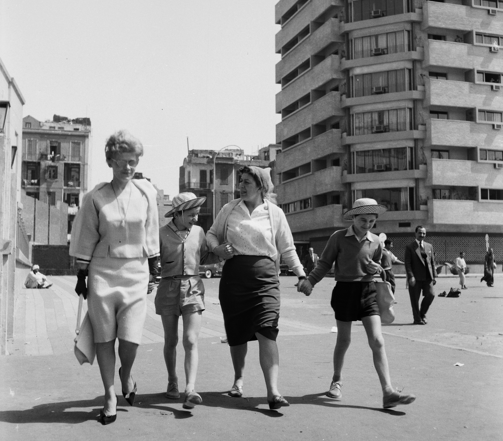 Egypt, Cairo, Mohammed Roushdy utca, jobbra az Al-Sharikat utca sarkán az Atlas Hotel. Krencsey Marianne színművésznő, Tóth Laci és Kiss Anti gyerekszereplők. A felvétel az Egyiptomi történet című film forgatásakor készült., 1962, Inkey Tibor, celebrity, Fortepan #93317