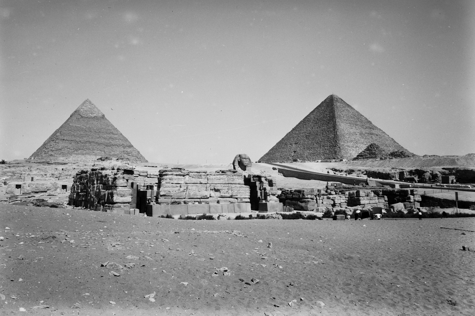 Egypt, Giza, a nagy szfinx előterében Khephrén temploma. Balra a Khephrén piramis, jobbra a Kheopsz piramis., 1962, Inkey Tibor, sphinx, pyramid, Fortepan #93328