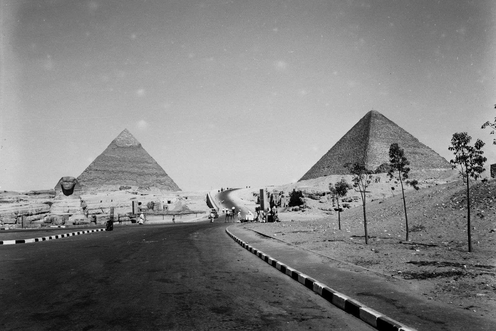 Egypt, Giza, az El-Ahram út bal oldalán a nagy szfinx és hátterében a Khephrén piramis. Jobbra a Kheopsz piramis., 1962, Inkey Tibor, sphinx, pyramid, Fortepan #93330