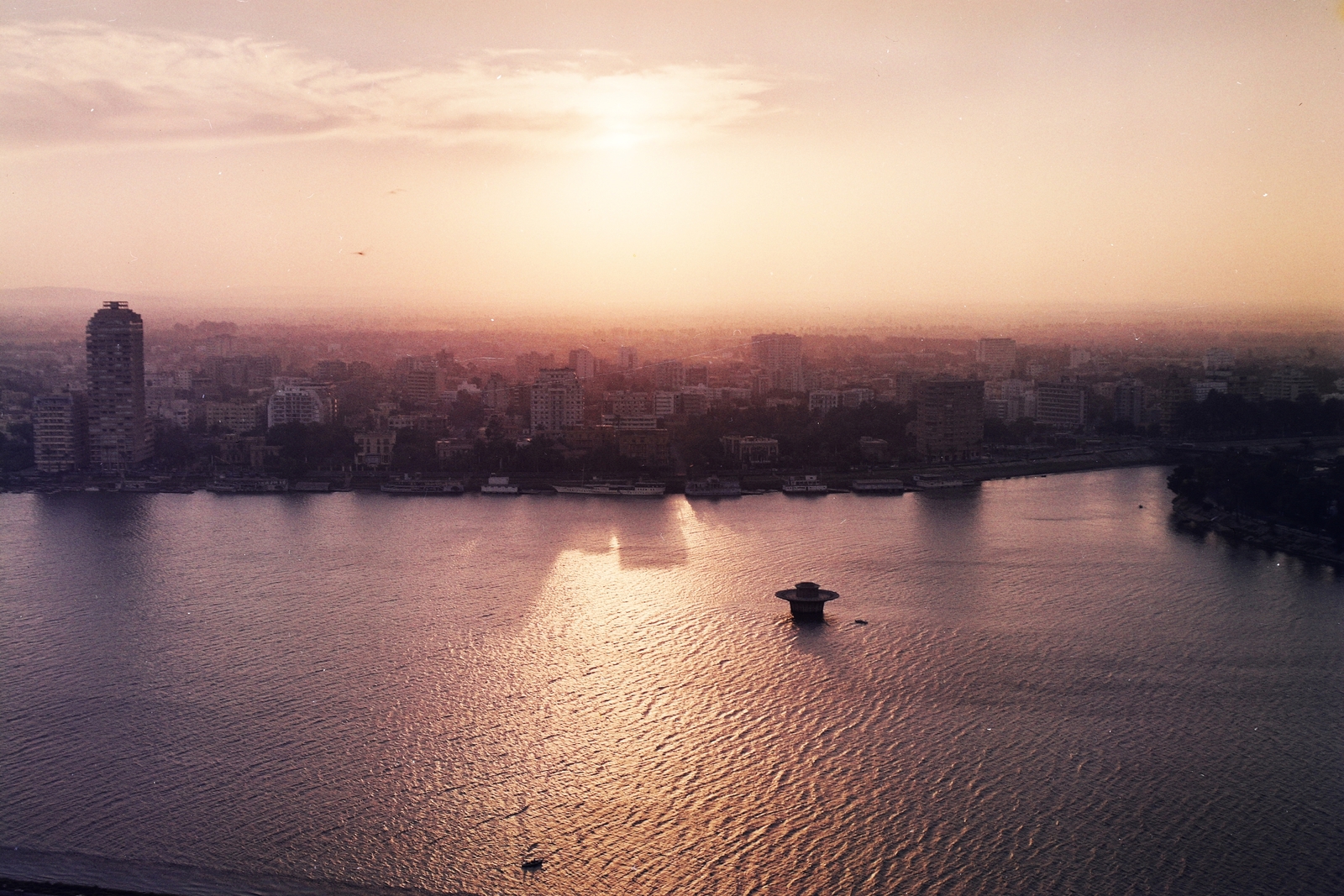 Egypt, Cairo, a Nilus-folyó közepén a Gezira szökőkúttal, jobbra a Zamalek-sziget csúcsa., 1962, Inkey Tibor, river, bird's eye view, Fortepan #93331