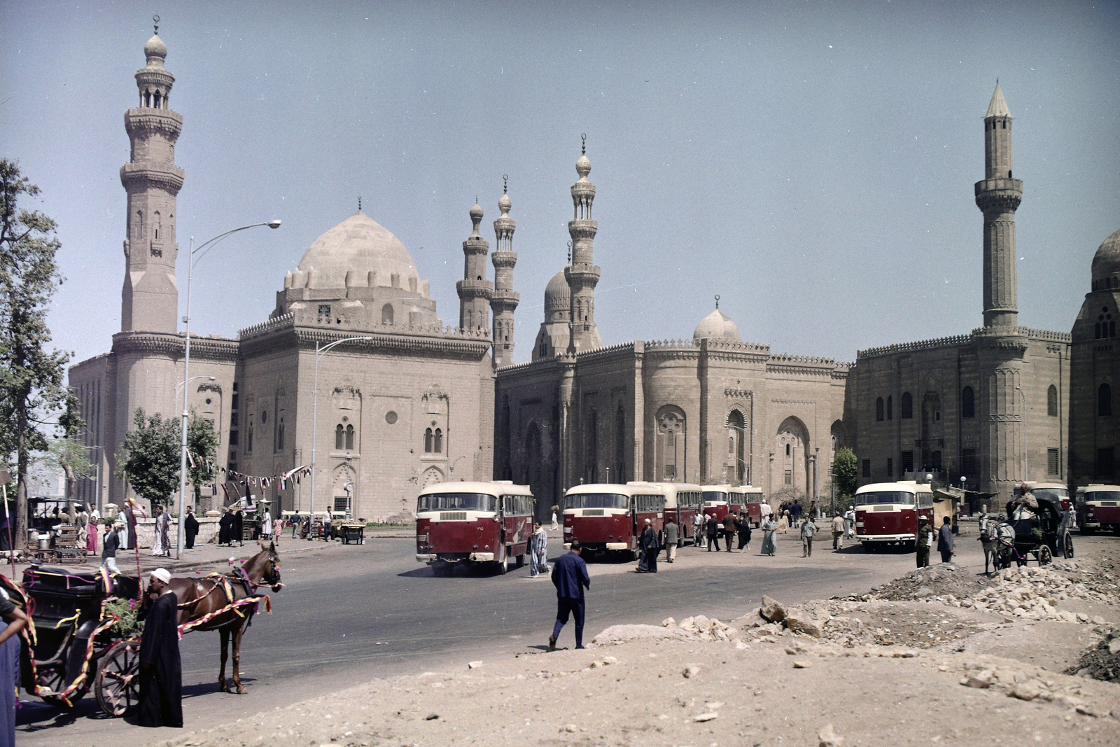 Egypt, Cairo, Szultán Haszán és Al-rifái mecsetek a Salah El-Deen tér felől nézve., 1962, Inkey Tibor, colorful, bus, coach, mosque, Fortepan #93332