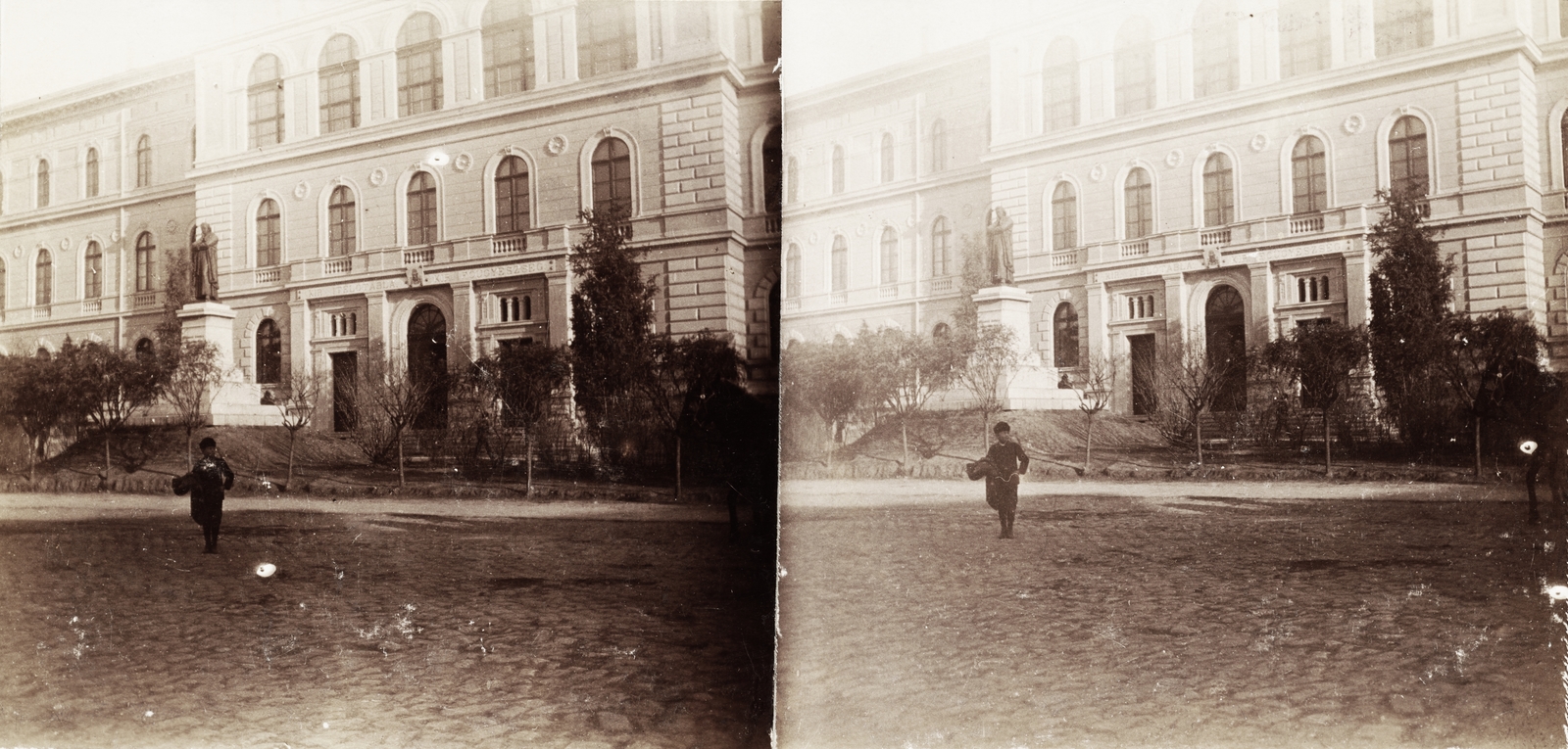 Hungary, Szeged, Dugonics tér, Magyar Királyi Itélőtábla és Magyar Királyi Főügyészség (később a Szegedi Egyetem központi épülete), előtte Dugonics András szobra (Izsó Miklós, Huszár Adolf, Madarász Viktor, 1876.). A felvétel 1894-ben készült., 1900, Kiss László, Dabasy Fromm Géza, sculpture, university, public building, stereophoto, András Dugonics-portrayal, Fortepan #93352